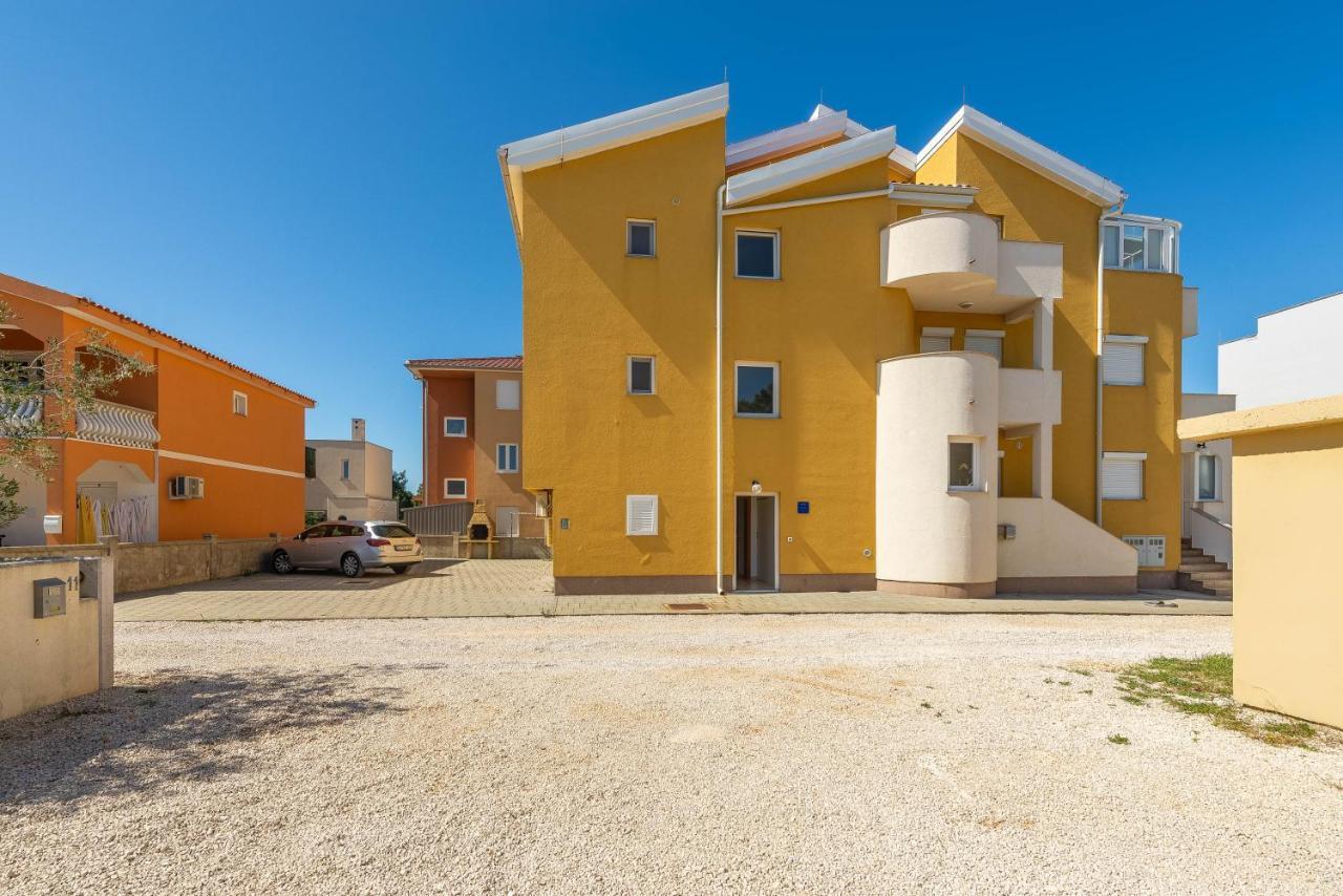Niko Apartment Vir Buitenkant foto