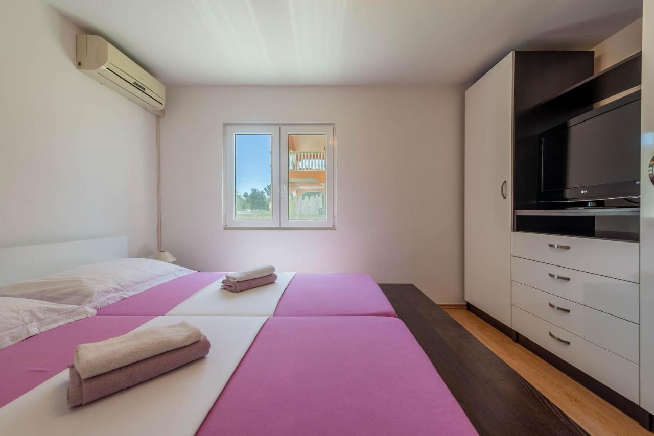 Niko Apartment Vir Buitenkant foto